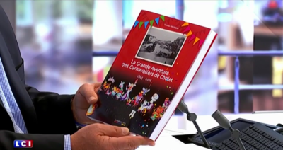Le livre "LaGrande Aventure des Carnavaliers de Cholet" dans les mains de Jean-Pierre Pernaut sur LCI.