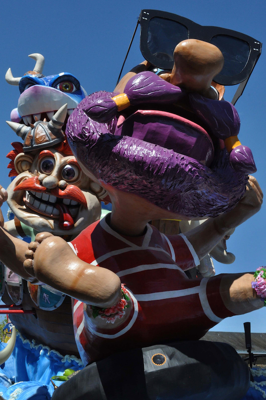 103e carnaval de Cholet - 1er mai 2022 - Carnavaliers au départ