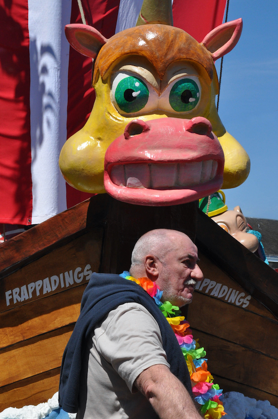 103e carnaval de Cholet - 1er mai 2022 - Carnavaliers au départ
