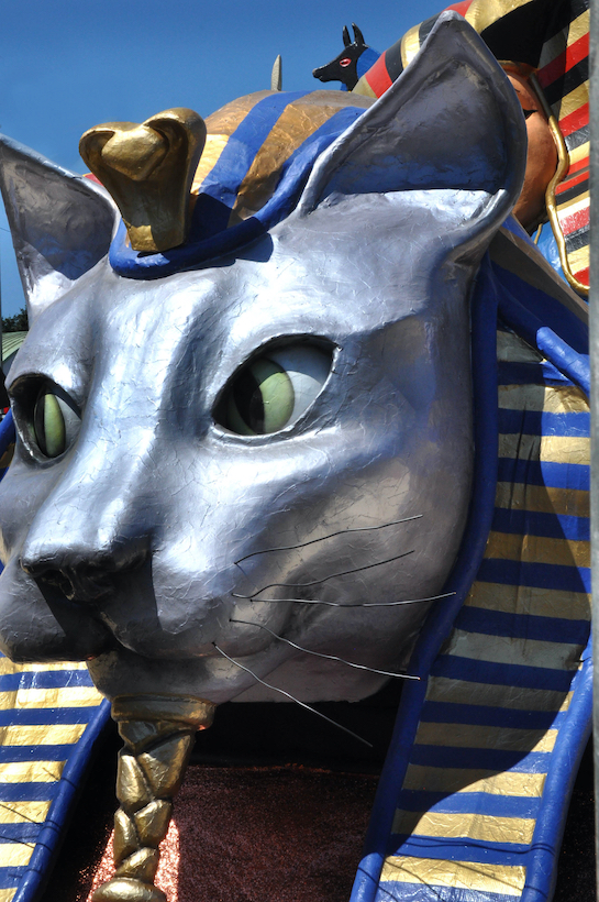 103e carnaval de Cholet - 1er mai 2022 - Carnavaliers au départ