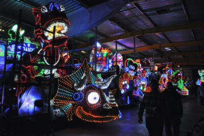 103e carnaval de Cholet. La mise en lumière des chars.