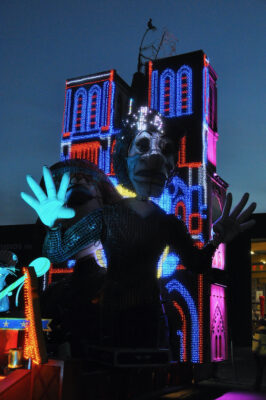 La mise en lumière des chars du premier carnaval illuminé de France.