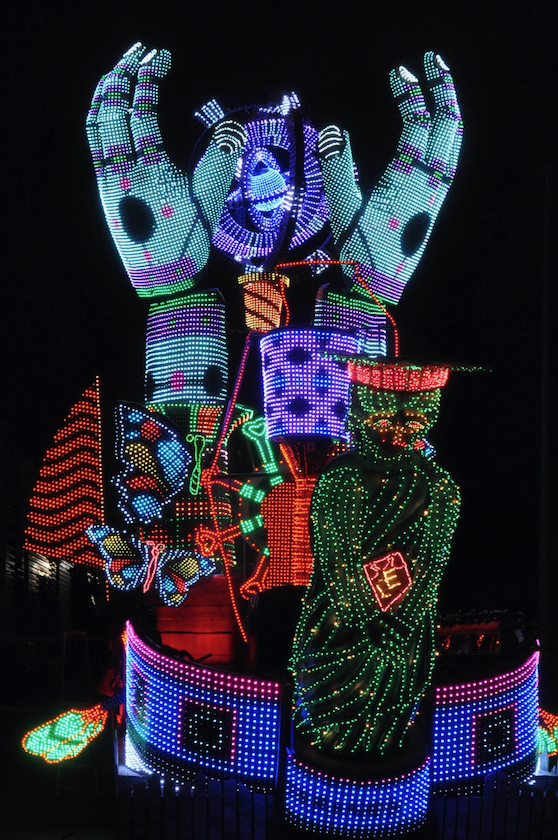 La mise en lumière des chars du premier carnaval illuminé de France.