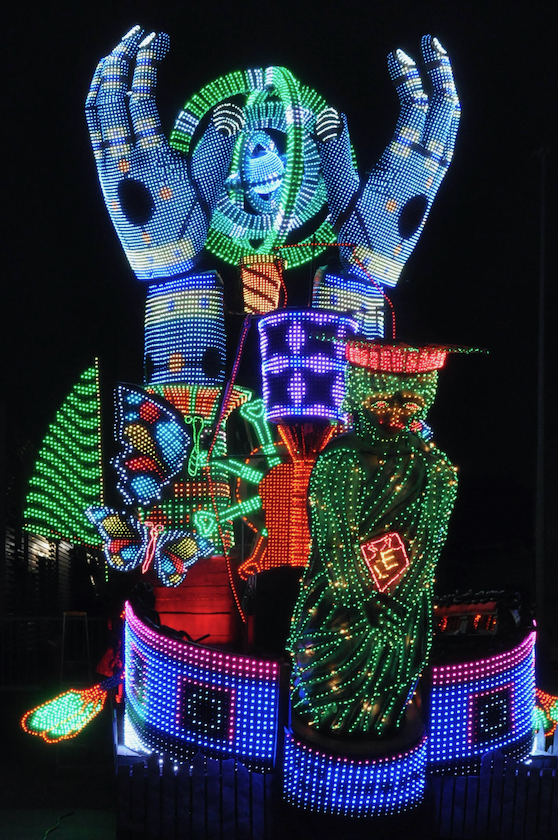 La mise en lumière des chars du premier carnaval illuminé de France.