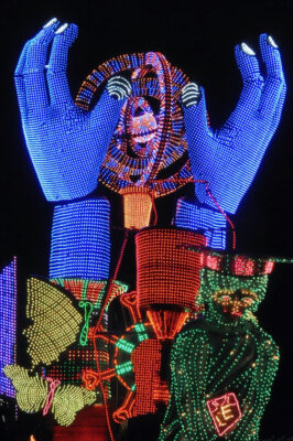 La mise en lumière des chars du premier carnaval illuminé de France.
