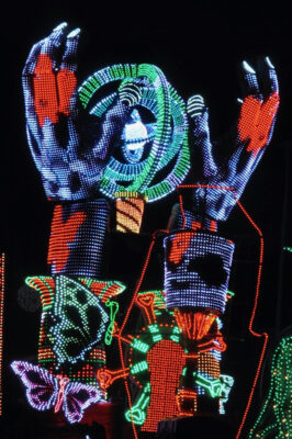 La mise en lumière des chars du premier carnaval illuminé de France.