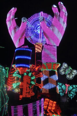 La mise en lumière des chars du premier carnaval illuminé de France.