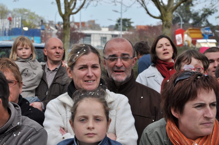 System'D Spectateurs et confettisCarnaval Cholet. 6temdassos.fr 34